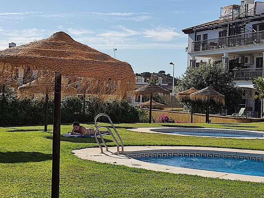Apartamento completo con piscina comunitaria y patio exterior - 1