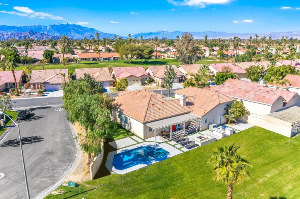 New Listing Luxurious Getaway Near Polo Fields home of Coachella, Stagecoach Sleeps 11 Pool, Parking, Golf, Spa, Coffee