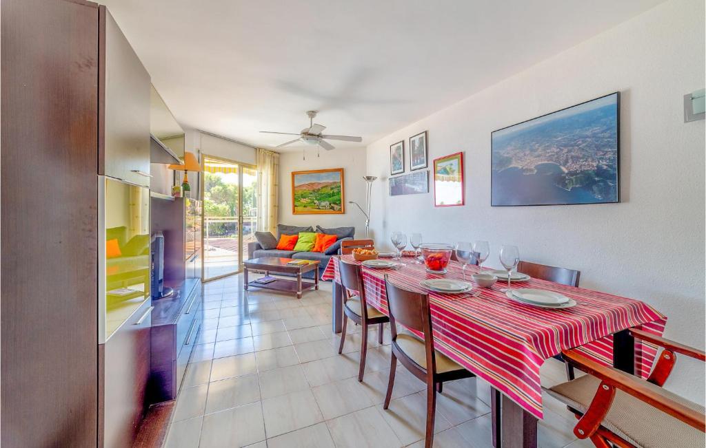 2 Bedroom Gorgeous Apartment In Miami Platja - 4