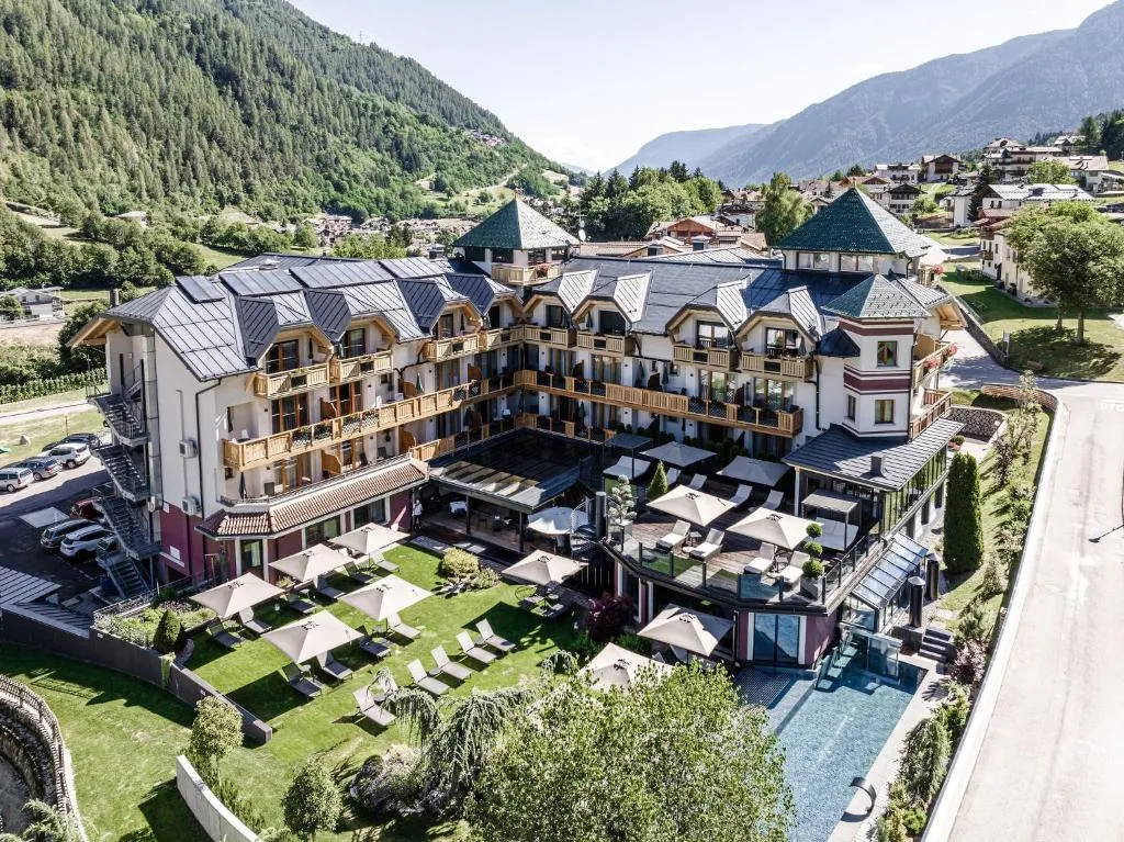 Tevini Dolomites Charming Hotel, hotel in Commezzadura