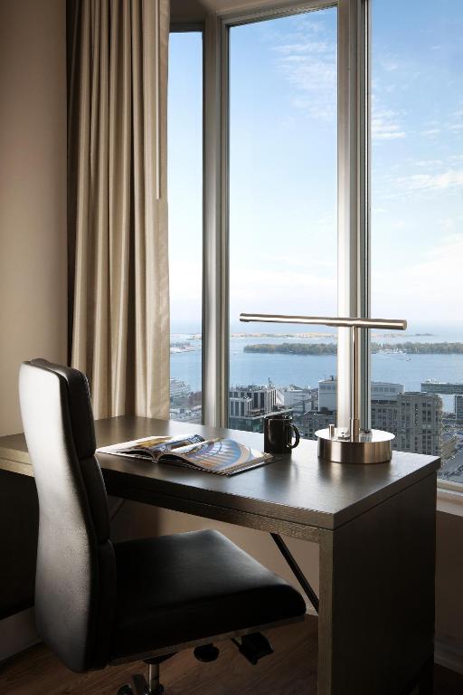 One King West Hotel And Residence Photo 9