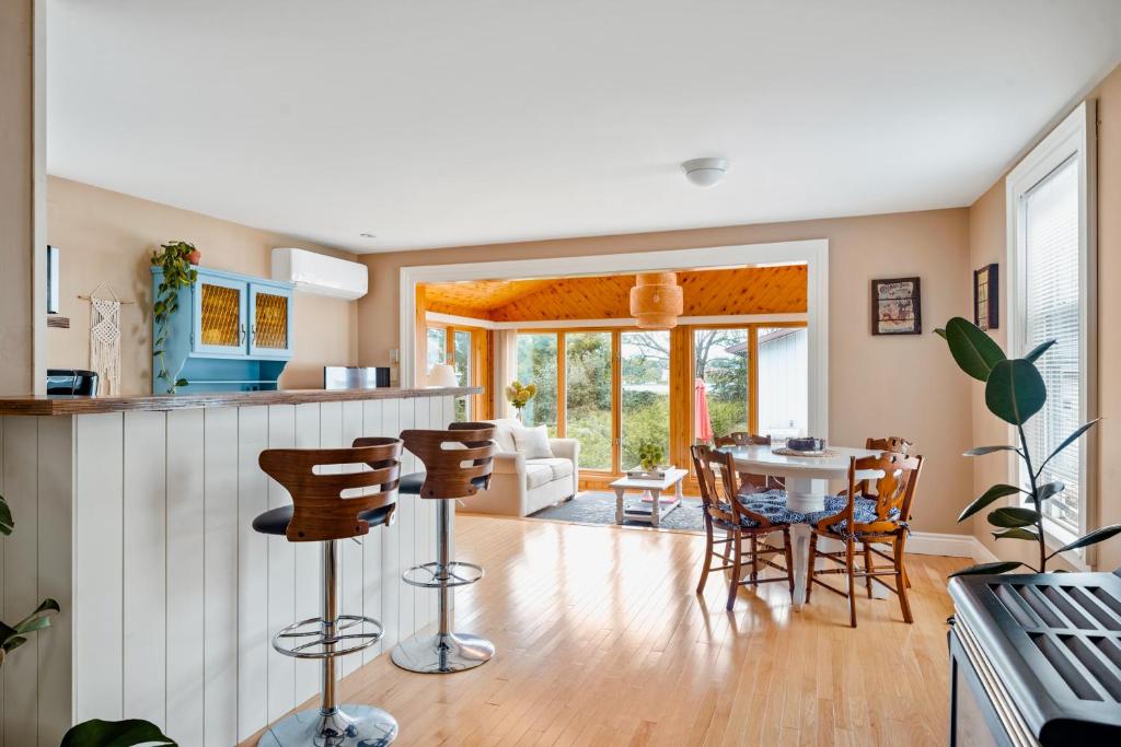 Sunroom on Maple photo