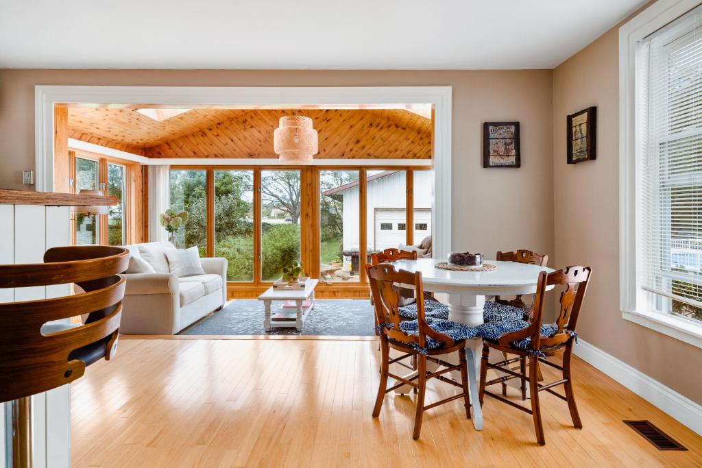 Sunroom on Maple photo