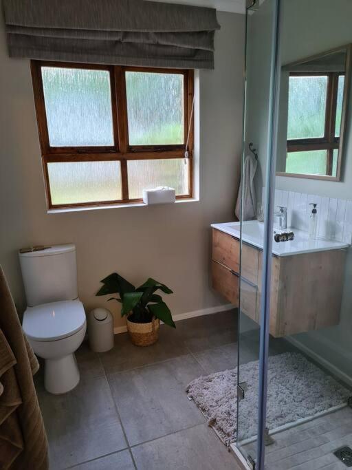 Burnbrae Farmhouse (6 b/rooms with pool) photo