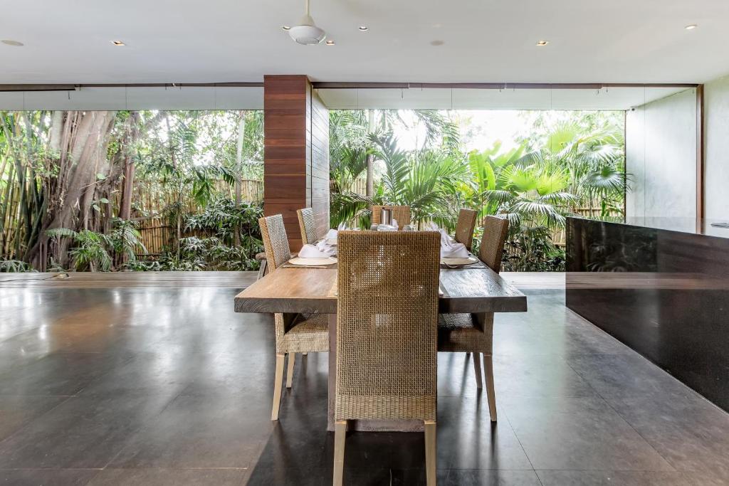 Wahyu wonderful 4Bd villa with huge garden and 2 pools
