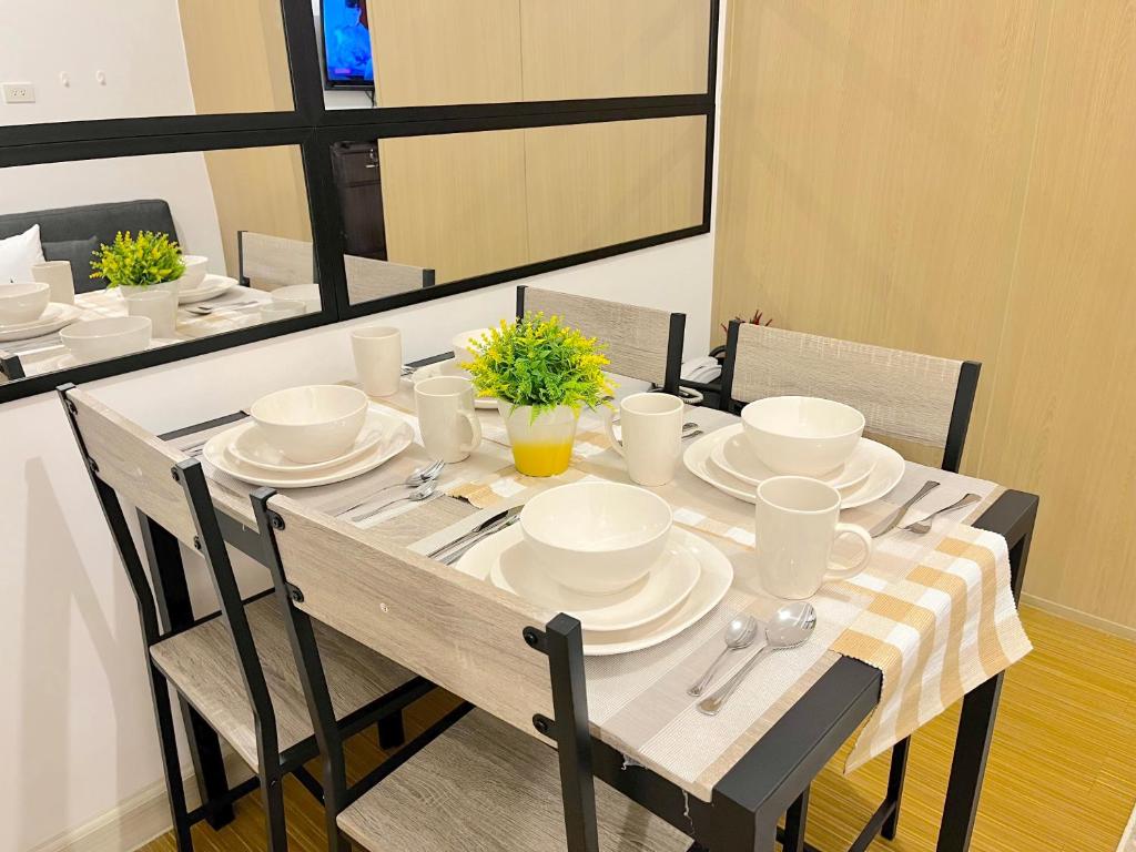 Lovely and Comfy 1 Bedroom Apartment WIFI in Grace Res, Taguig photo