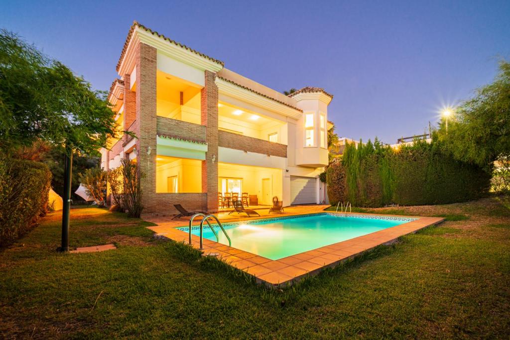 Luxury Villa with Sea and Mountain Views