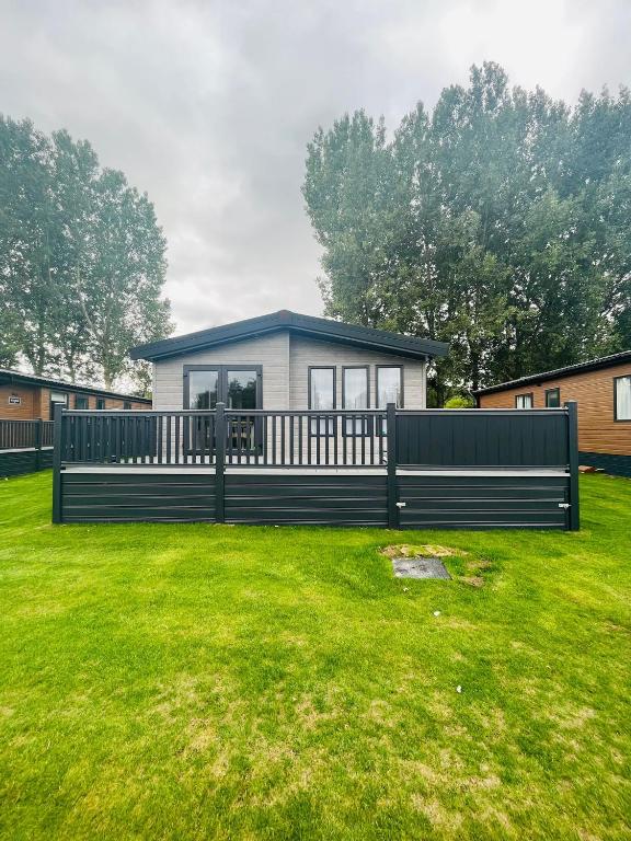 Luna Lodge with Hot Tub, York