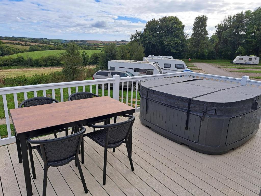 Kingfisher 34 2 Bed - sleaps 6- with private use of your own hot tub-New 2022- away from it all yet near all amenities animals -playbarn-outdoor children's area St Austell -Mevagissey -Charlestown- Eden all within a drive-able distance