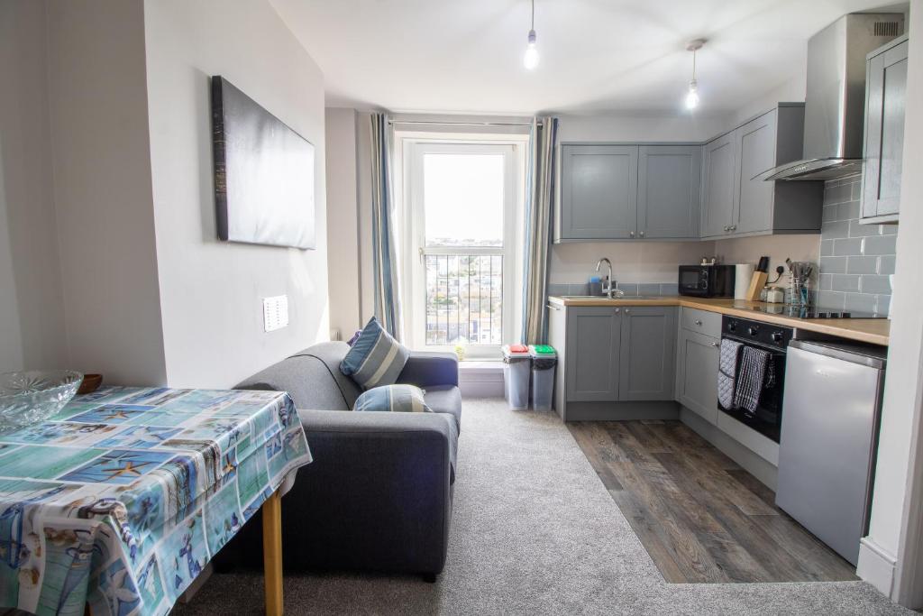 Sea La Vie, Brixham (Harbourside Apartment) photo 2
