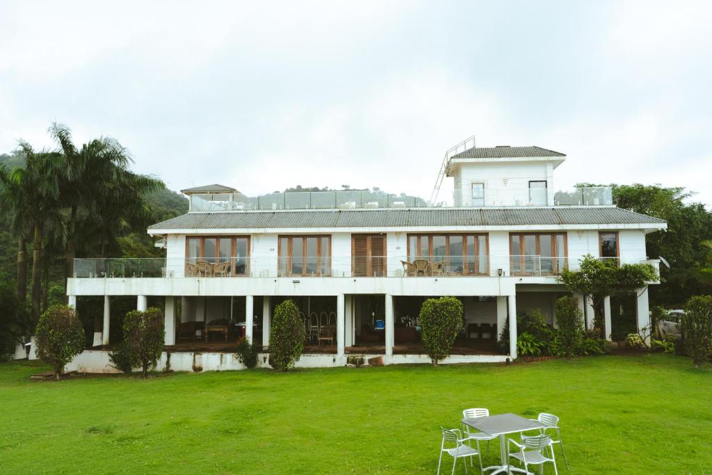 360 Pawna By Hangout — Hotel in Lonavala