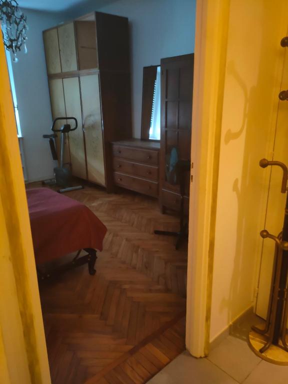 Stanza in appartamento nel piano rialzato con bagno privato fuori camara in fondo al corridoio, in s photo