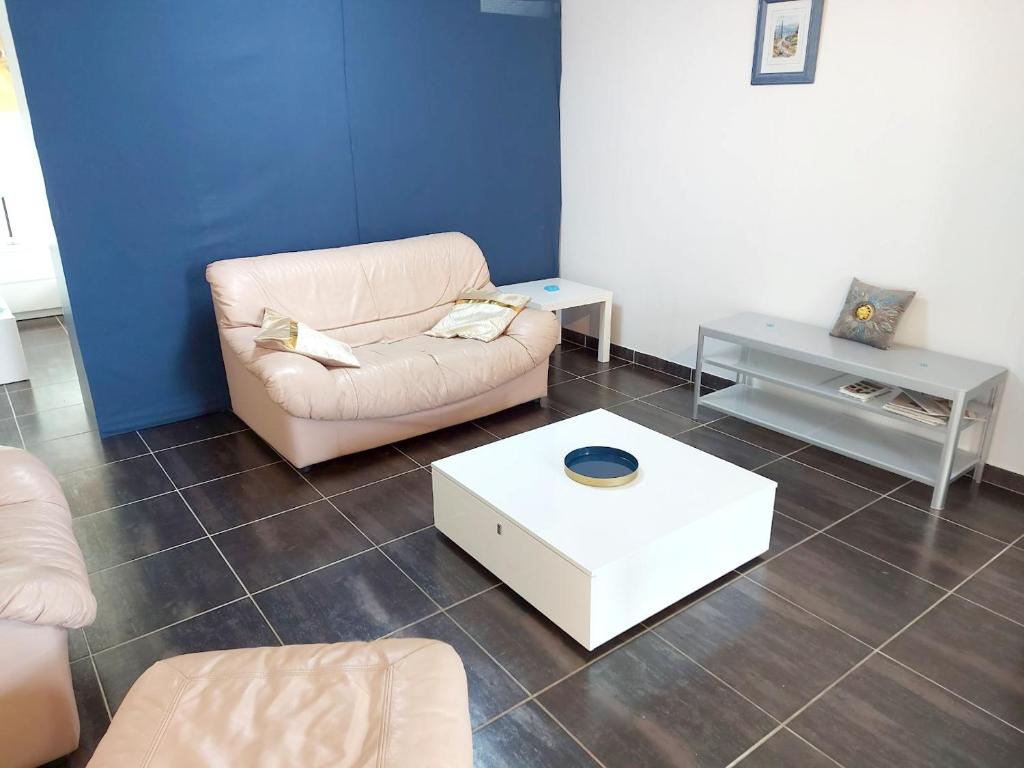 One bedroom appartement with furnished terrace and wifi at Saeul