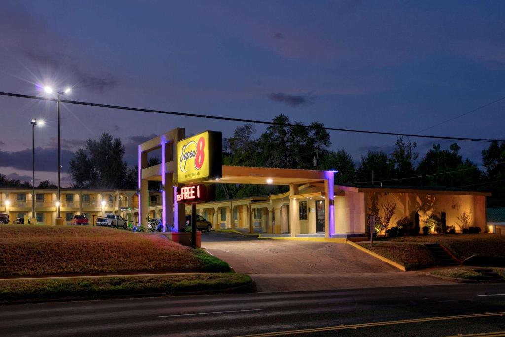 Super 8 by Wyndham Palestine TX photo