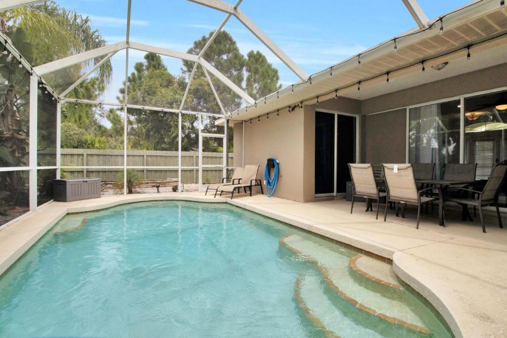 Stylish & Bright Mins to Downtown Pool Parking, North Port