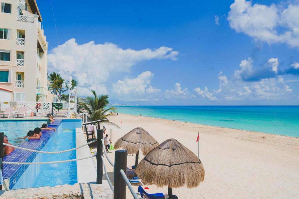 Cancun Plaza Condo Ocean front - 2