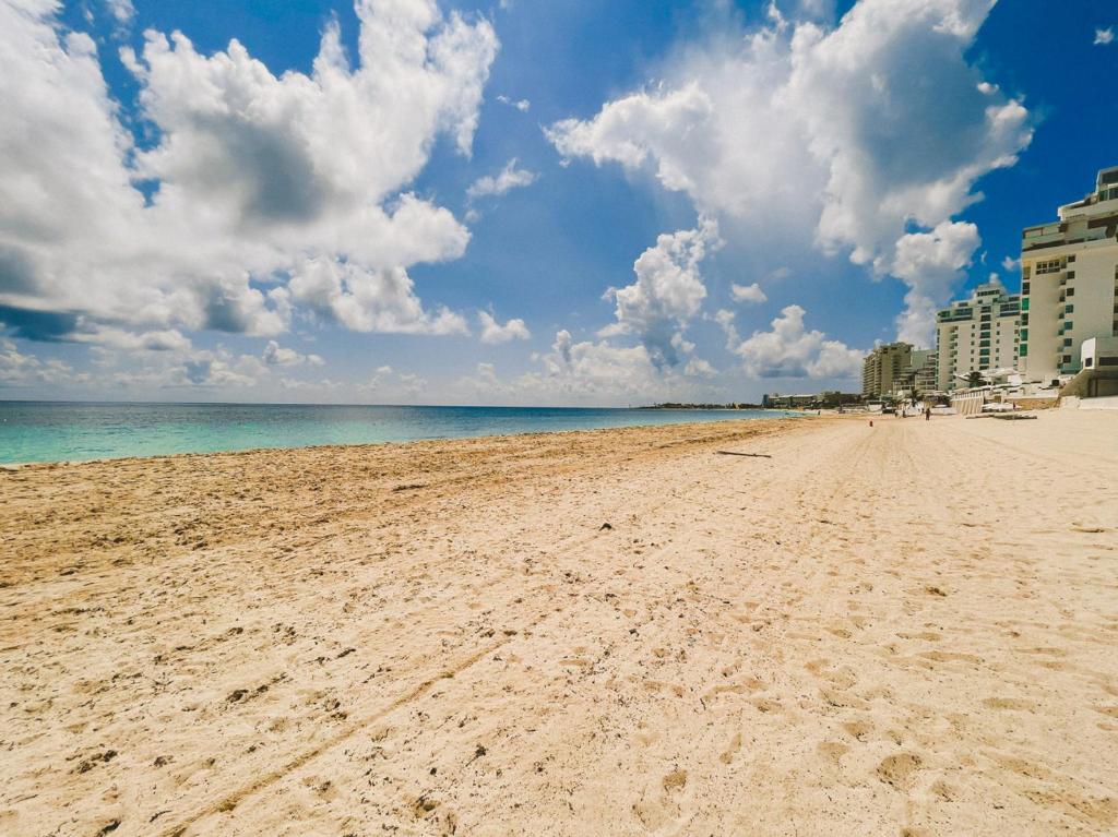 Cancun Plaza Condo Ocean front - 4