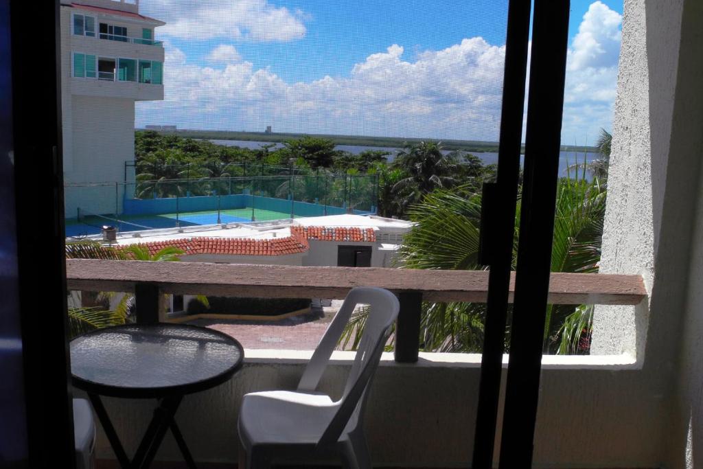Beach, fun & relax at the Hotel Zone in Cancun photo