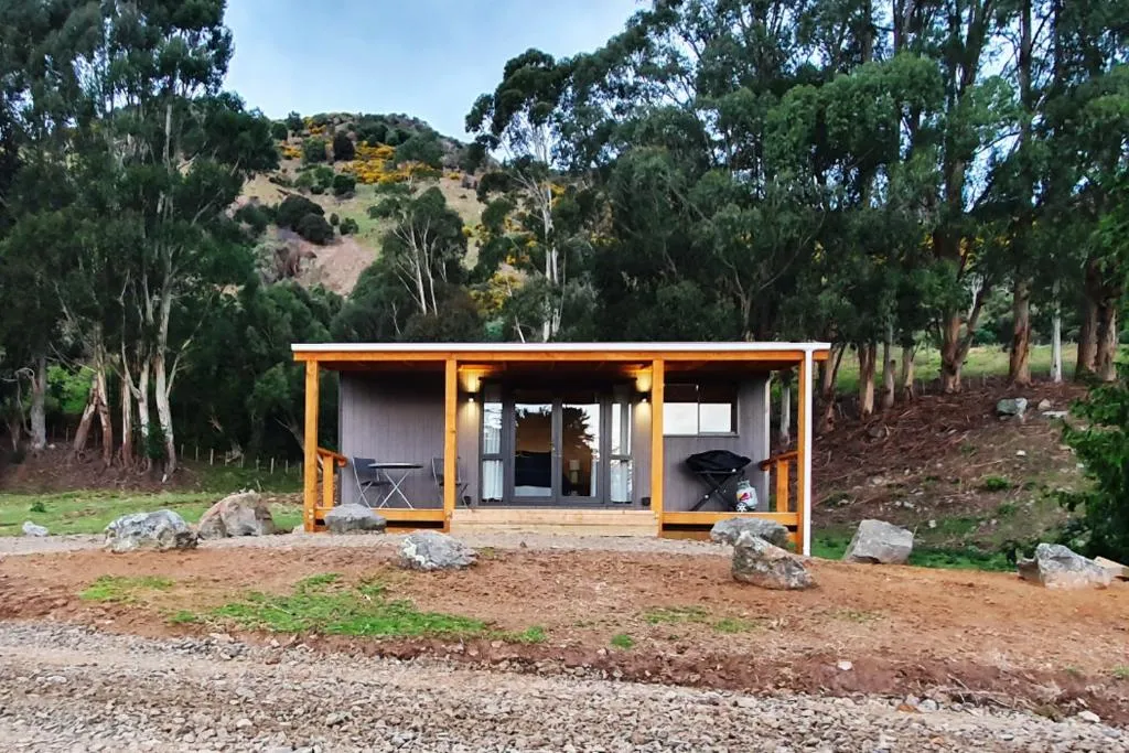 Glenwood Akaroa Bush Retreat - Totara Hut，位于阿卡罗阿的酒店