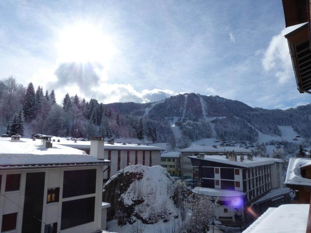 Charmant 4 pièces en centre village, proche pistes - 8 pers, Wifi, parking, balcon, animaux acceptés - FR-1-437-48 - 2
