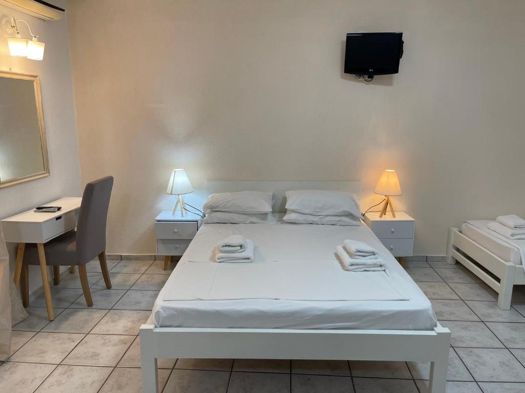 Sunset Studios & Apartments photo