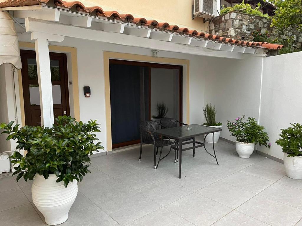 Sunset Studios & Apartments photo