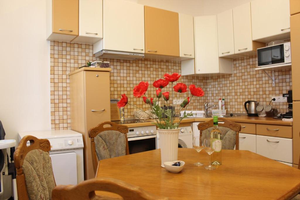 Vito Apartman, Eger