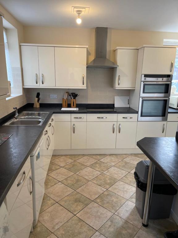 Spacious, Sleeps 17, 3 bathrooms, Parking, Mansfield, Mansfield