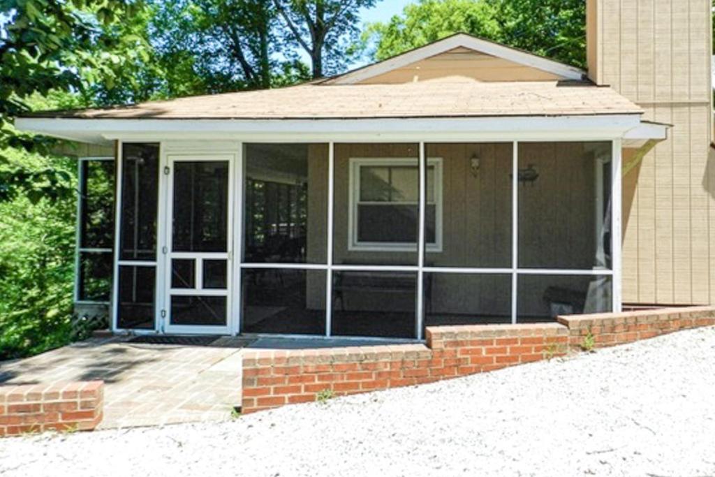 A Quiet Cove, Moneta