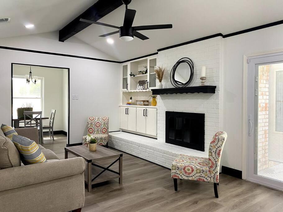 Beautiful home, 4Bed, pool, minutes from DFW!