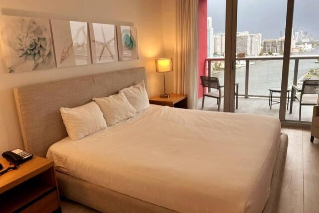 Beachfront Apartment in Miami Beach with Stunning Views 1A, Hallandale Beach