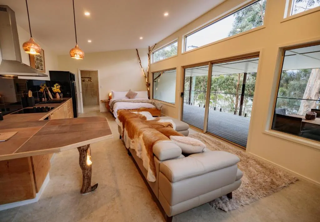 Bruny Island Oceanfront Luxe Cabin with Spa, hotel in Adventure Bay