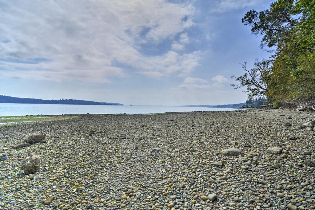 Scenic Gig Harbor Hideaway with Path to Beach!