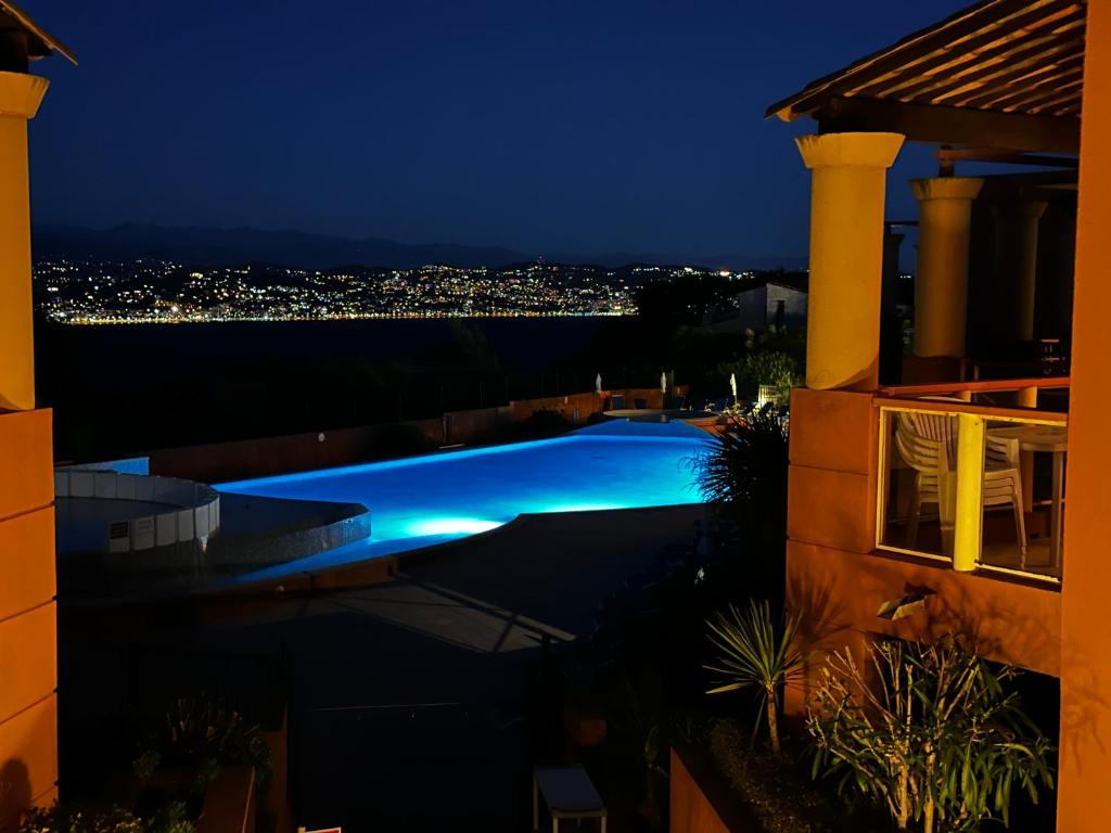 Vue mer et sur la baie de Cannes piscine 450m2 randonnée VTT au pied de l Esterel Manet - 4
