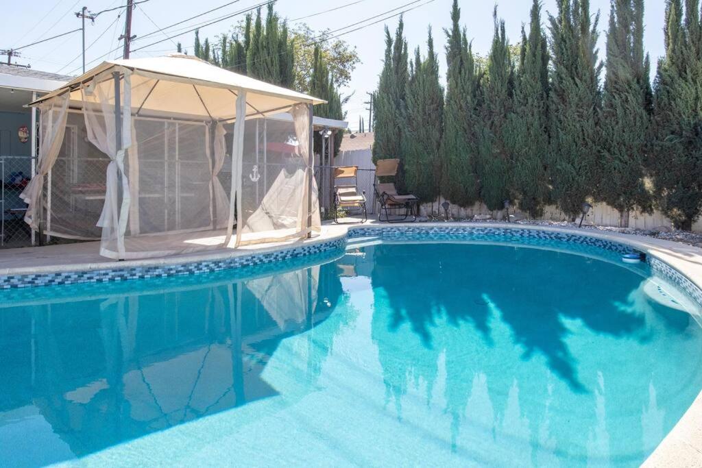 4 Bed Home with Pool, Bar Area and Gym equipment