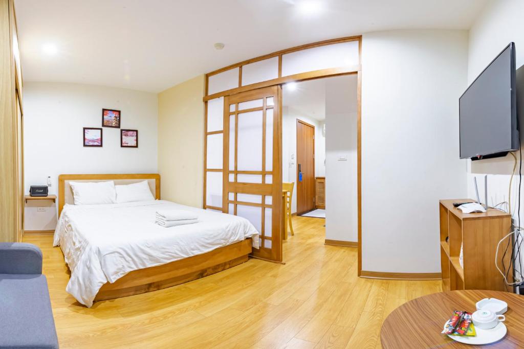 Sunny Home Apartment in Linh Lang Street