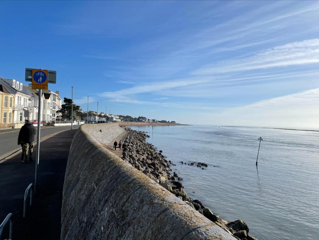 Seaview Apartment with parking, Exmouth