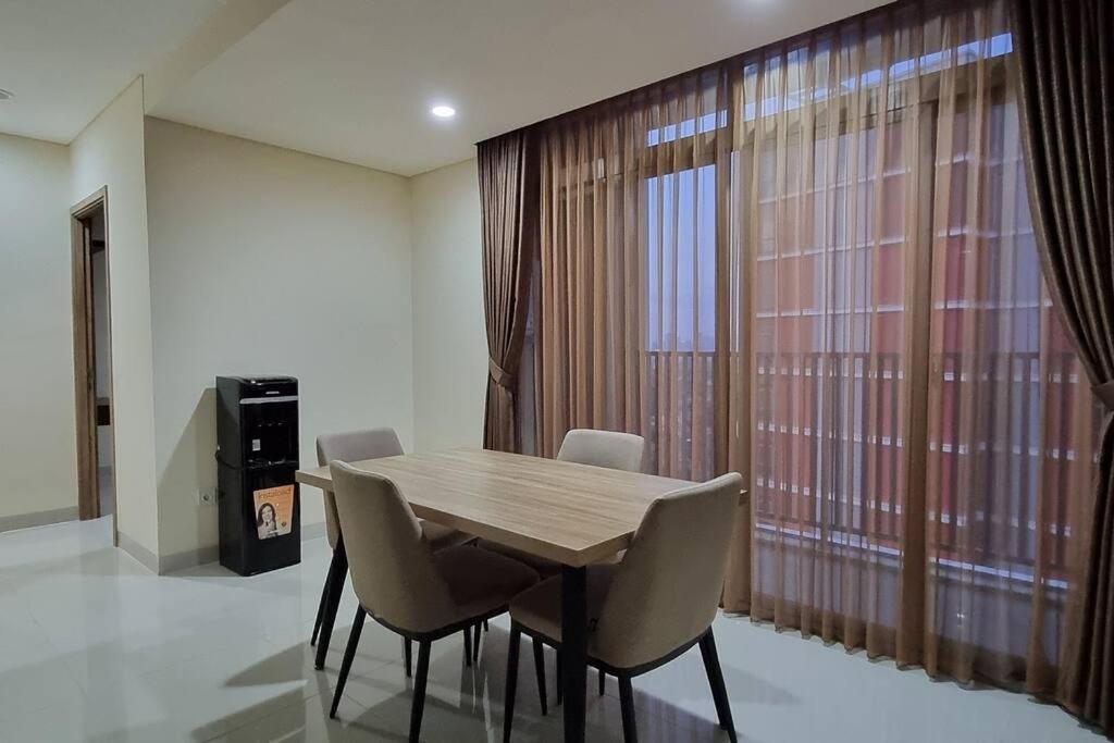Apt Pejaten Park 2 BR Rust dgn Swim Pool &amp; Netflix — Hotel in Jakarta