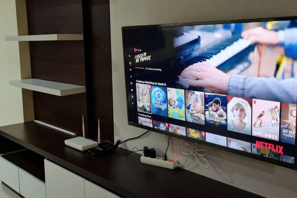 Apt Pejaten Park 2 BR Rust dgn Swim Pool & Netflix photo