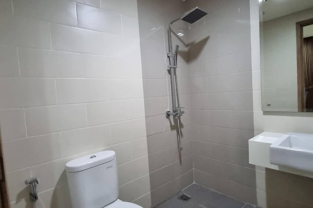 Apt Pejaten Park 2 BR Rust dgn Swim Pool & Netflix photo
