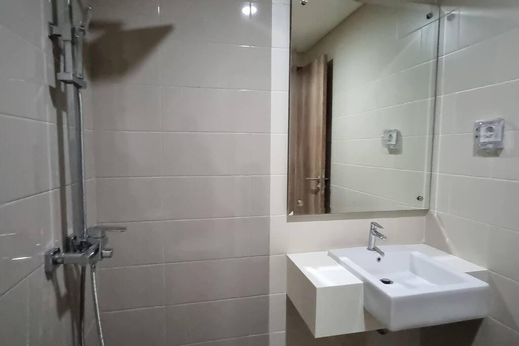 Apt Pejaten Park 2 BR Rust dgn Swim Pool & Netflix photo