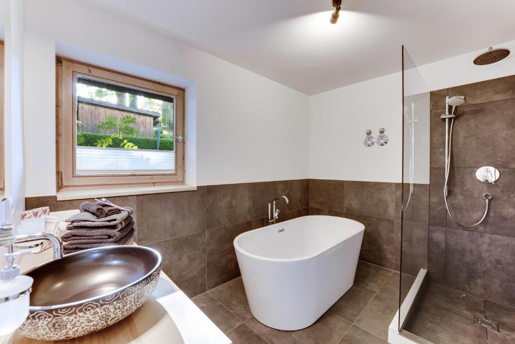 Luxus Ferienwohnung mit Badewanne, Kamin und Bergblick - 2