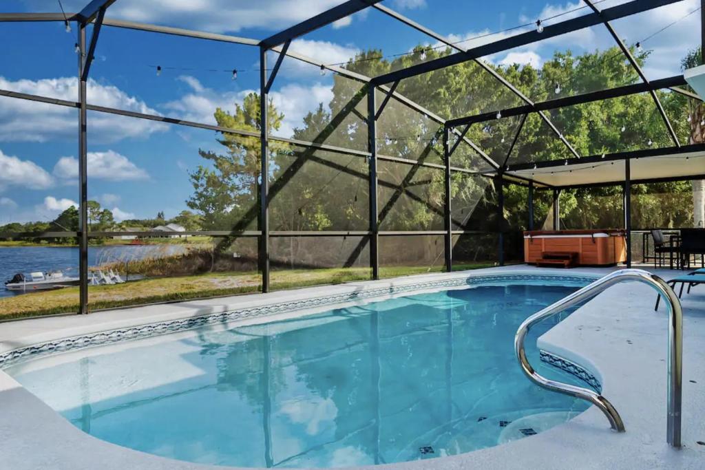 Happy Rest Place Home Lake View with Pool and HotTub, Davenport