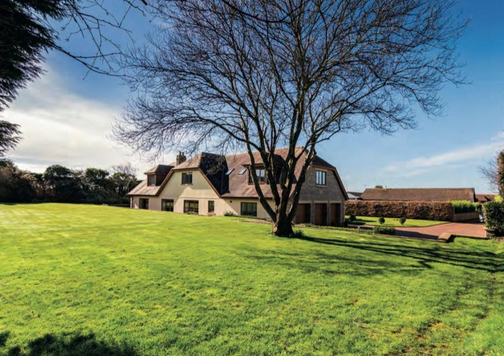 Luxury, Spacious Home with Private Driveway Beaches and Gower in close proximity, Parkmill