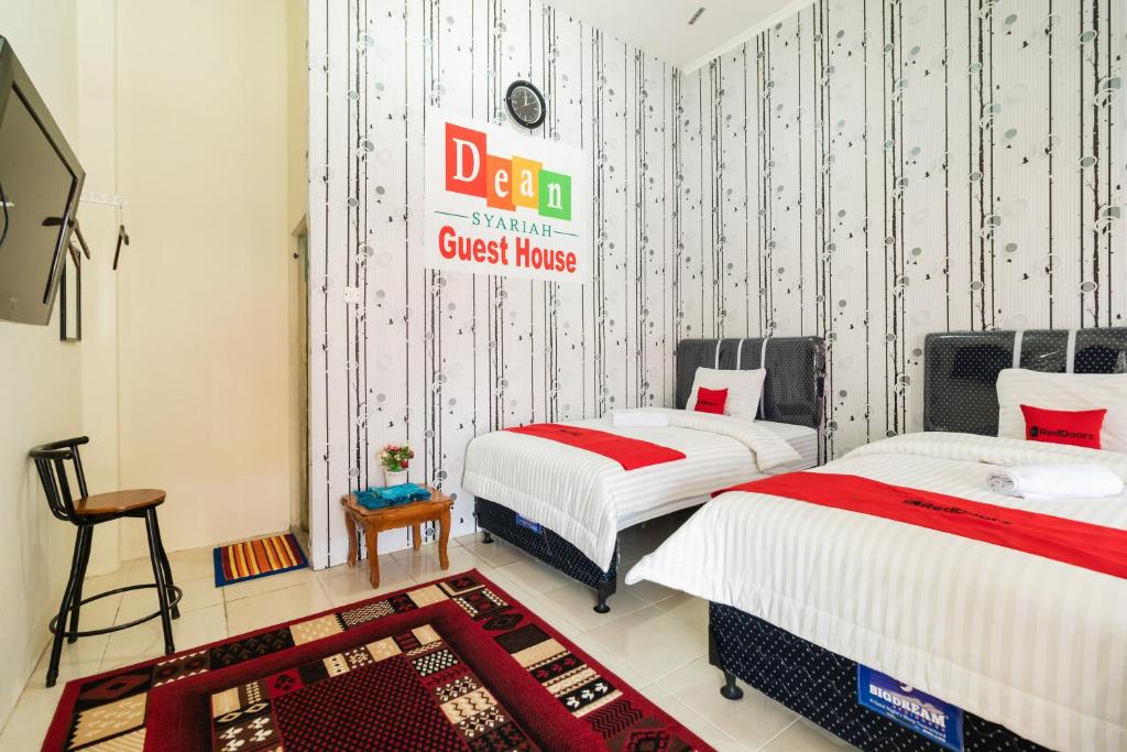 RedDoorz Syariah near Pasar Aur Kuning photo