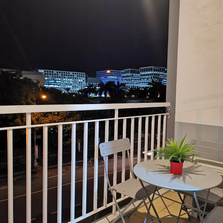 Spacious End room w/ balcony 447B shell residences — Hotel in Manila