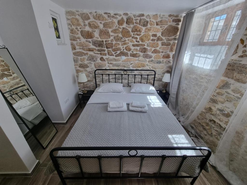 Hall Apartments & Rooms - ATH Airport