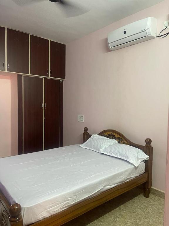 WHITE HOME SERVICE APARTMENT 2bhk photo