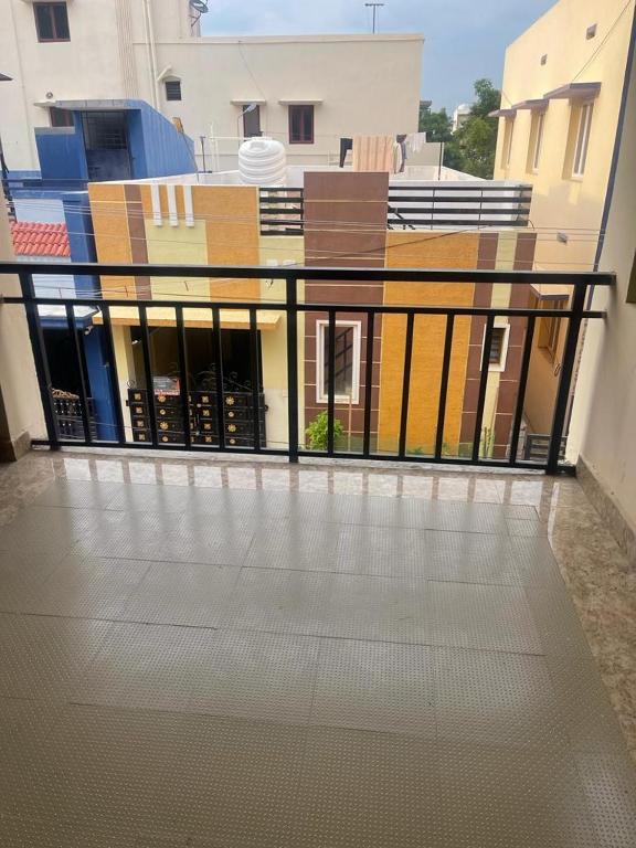 WHITE HOME SERVICE APARTMENT 2bhk photo