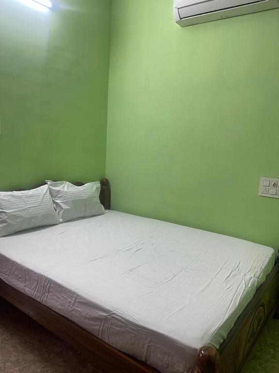 WHITE HOME SERVICE APARTMENT 2bhk photo